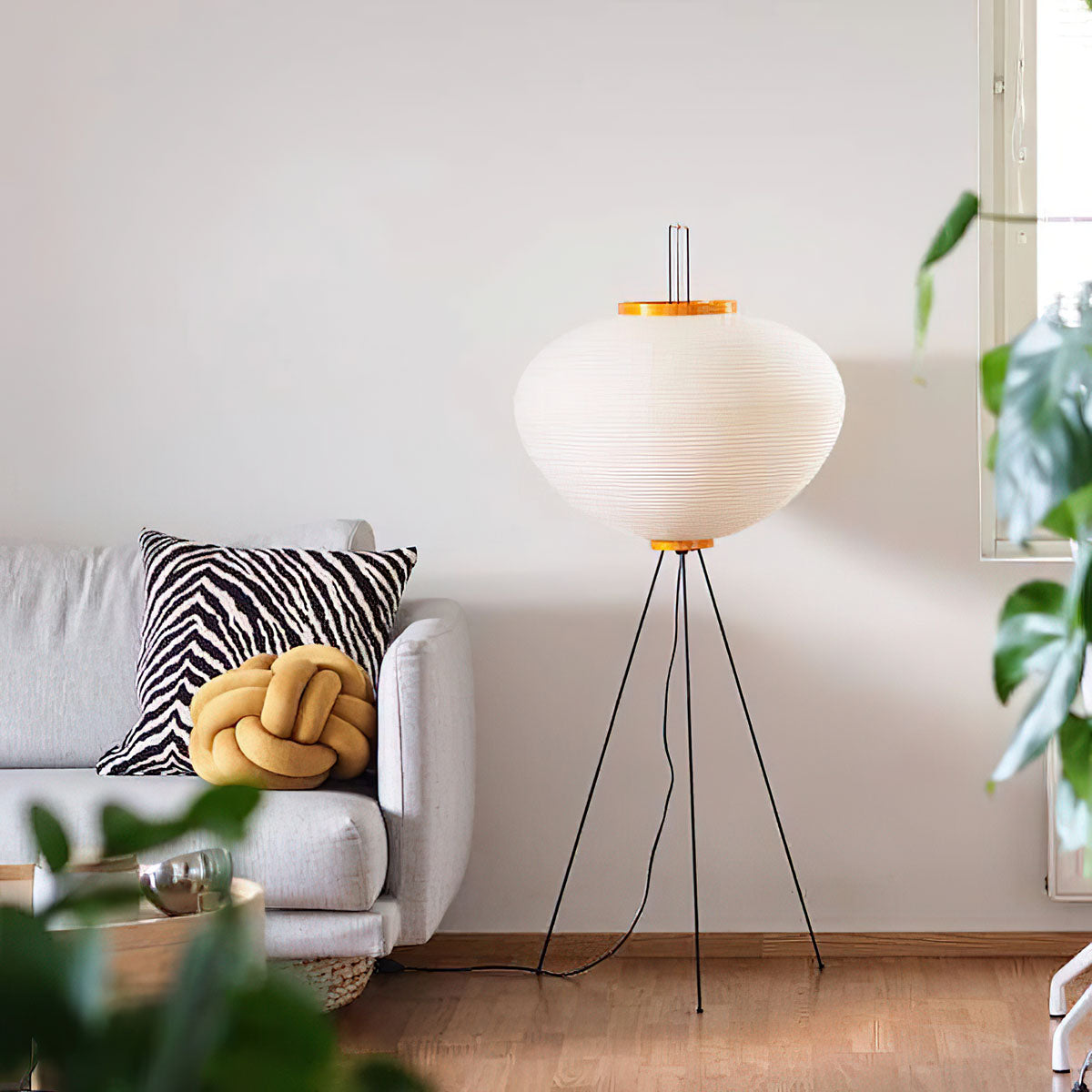 Lampă de podea Kazumi cu hârtie de orez de la Petprovac, lumină ambientală moale