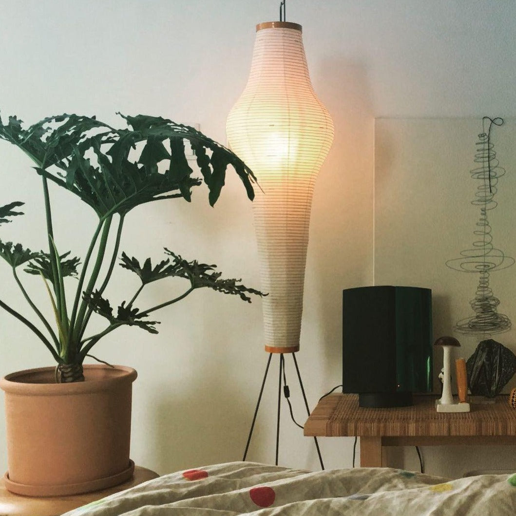 Lampă de podea Kazumi cu hârtie de orez de la Petprovac, lumină ambientală moale