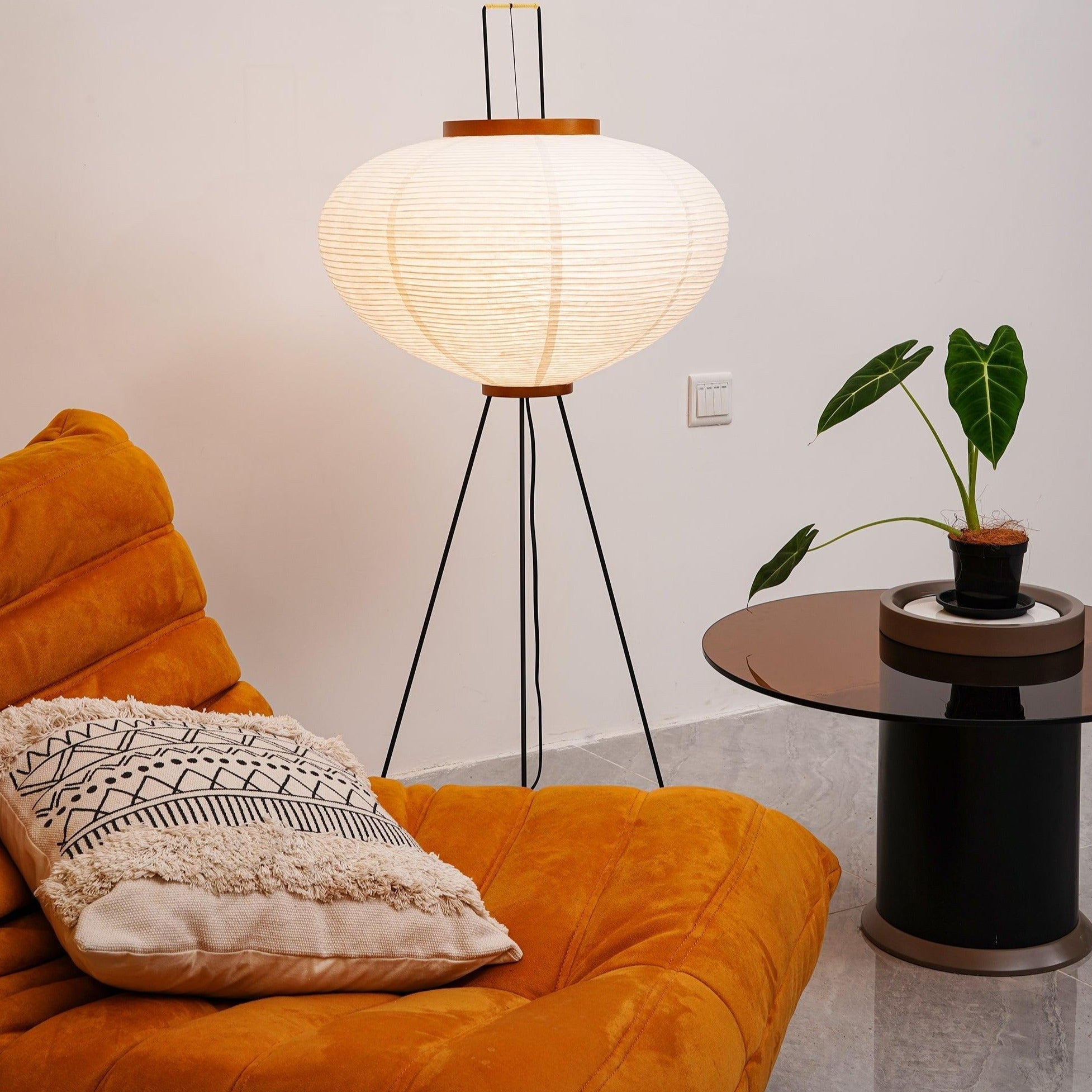 Lampă de podea Kazumi cu hârtie de orez de la Petprovac, lumină ambientală moale