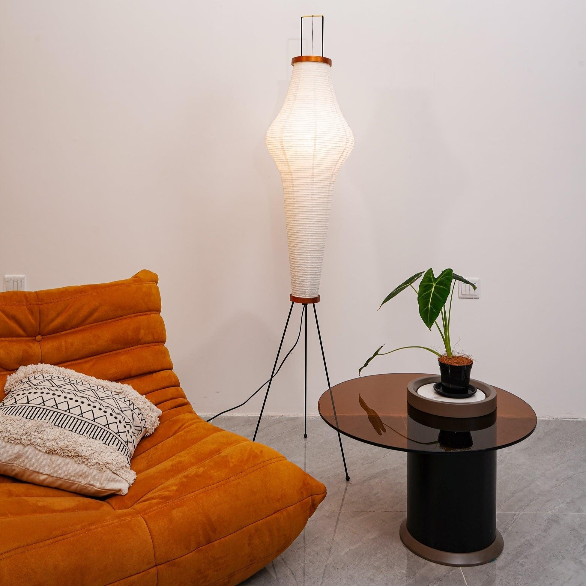 Lampă de podea Kazumi cu hârtie de orez de la Petprovac, lumină ambientală moale