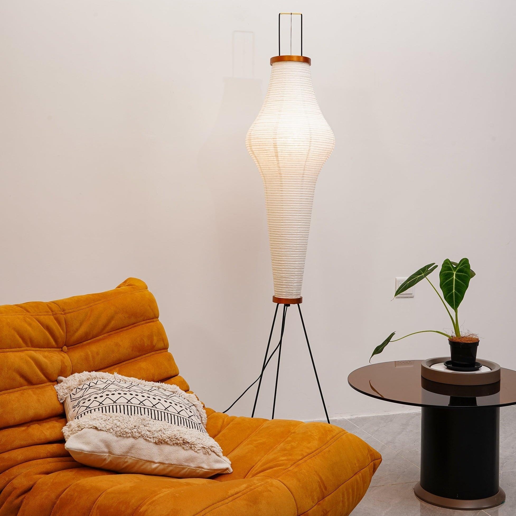 Lampă de podea Kazumi cu hârtie de orez de la Petprovac, lumină ambientală moale