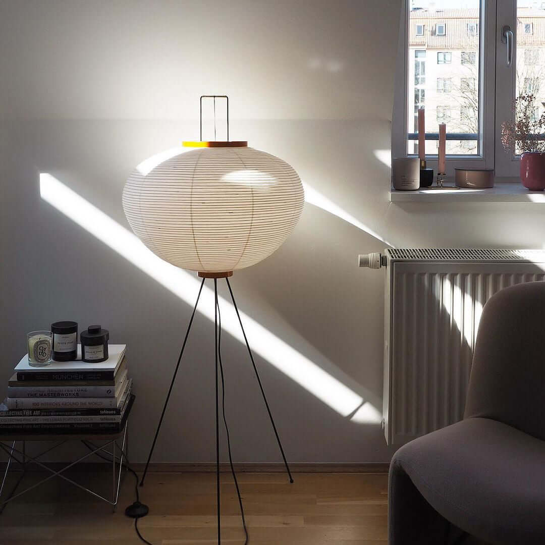 Lampă de podea Kazumi cu hârtie de orez de la Petprovac, lumină ambientală moale