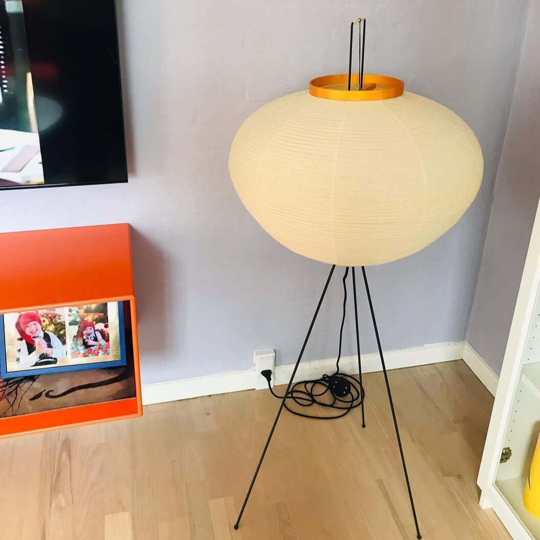 Lampă de podea Kazumi cu hârtie de orez de la Petprovac, lumină ambientală moale
