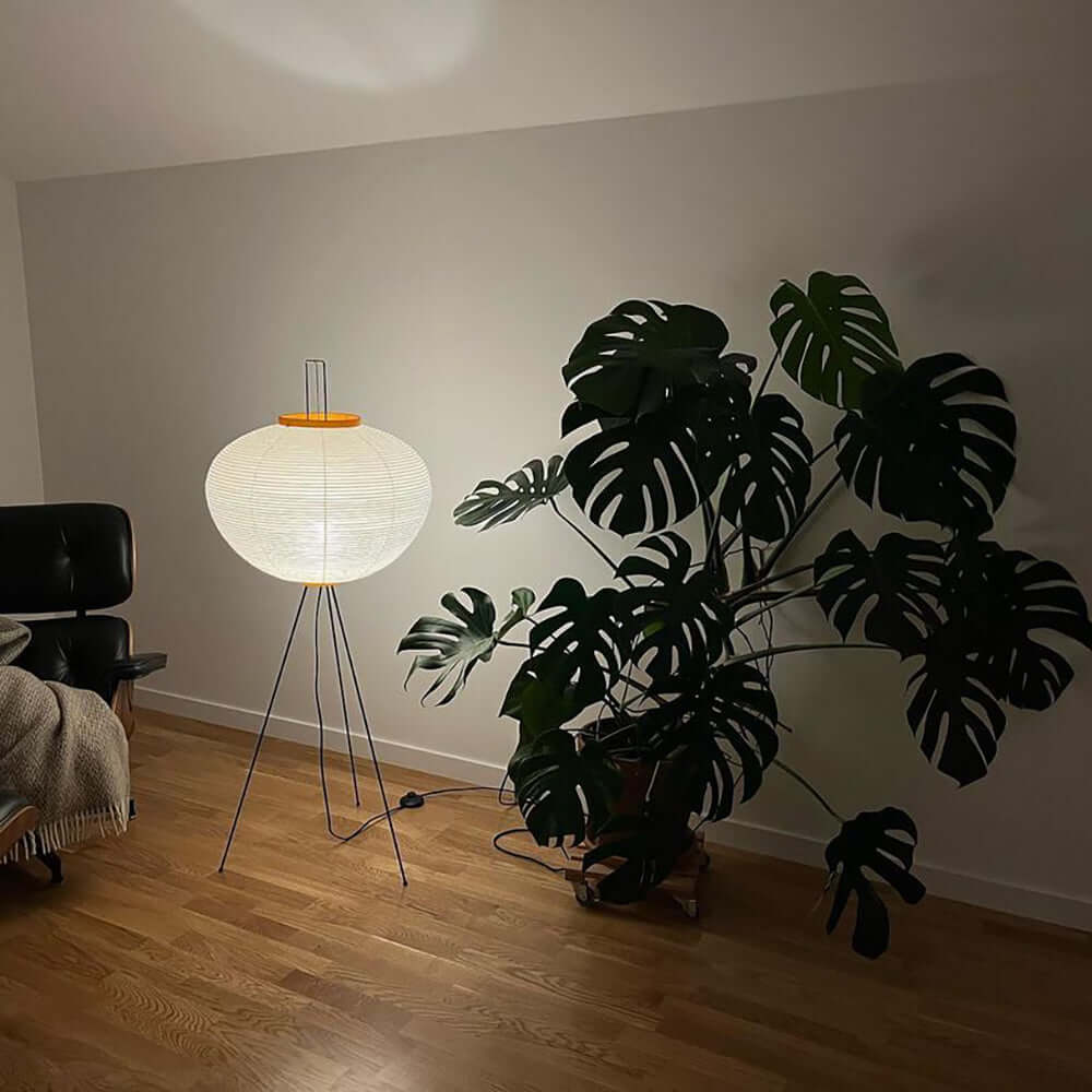 Lampă de podea Kazumi cu hârtie de orez de la Petprovac, lumină ambientală moale