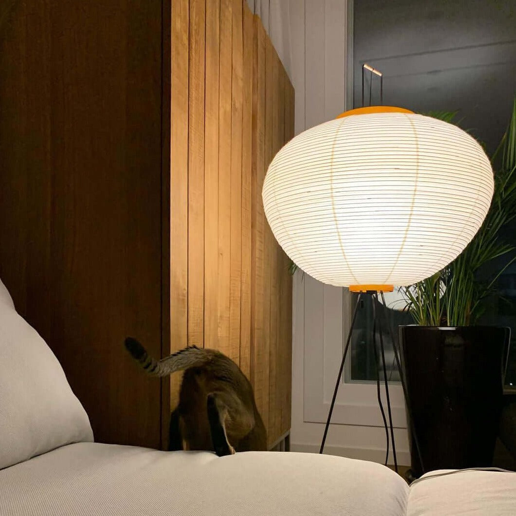 Lampă de podea Kazumi cu hârtie de orez de la Petprovac, lumină ambientală moale