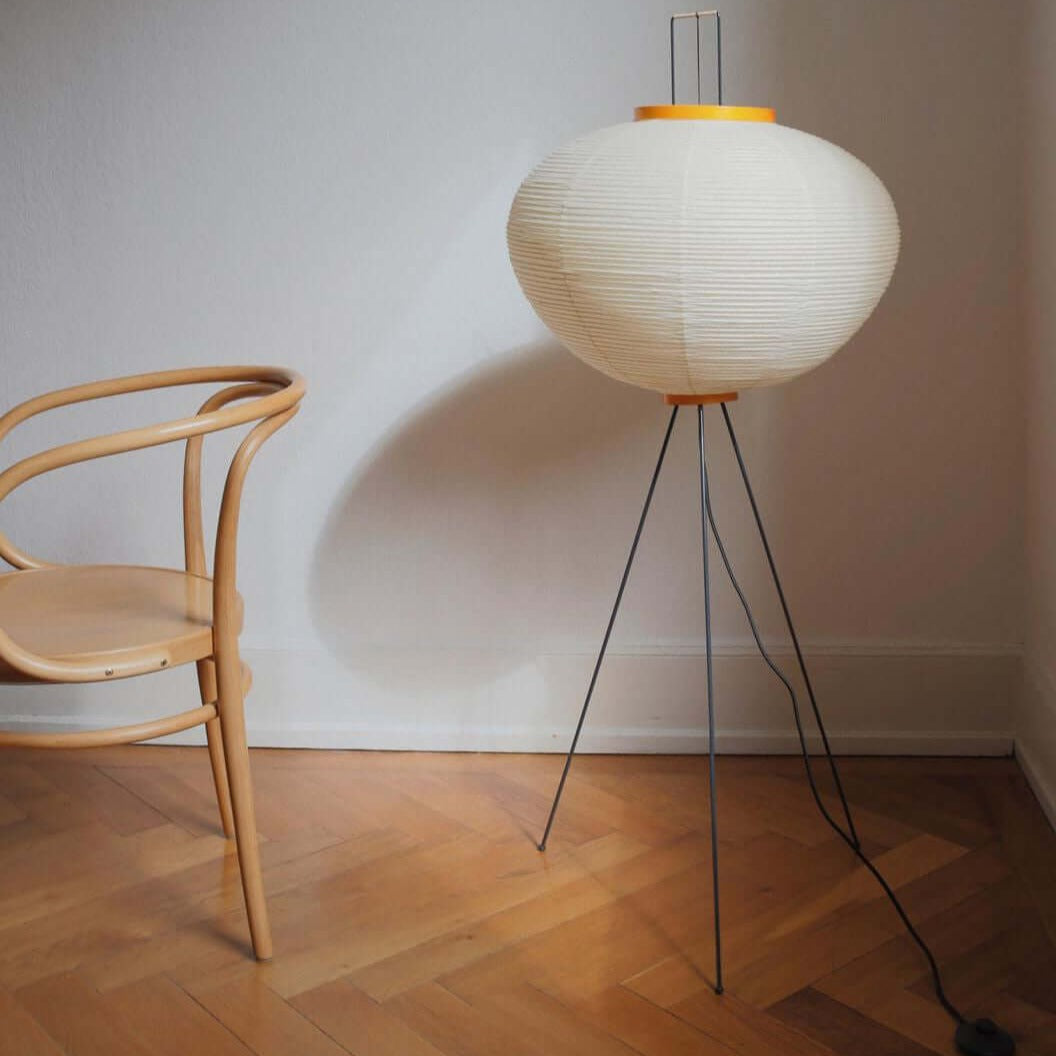 Lampă de podea Kazumi cu hârtie de orez de la Petprovac, lumină ambientală moale