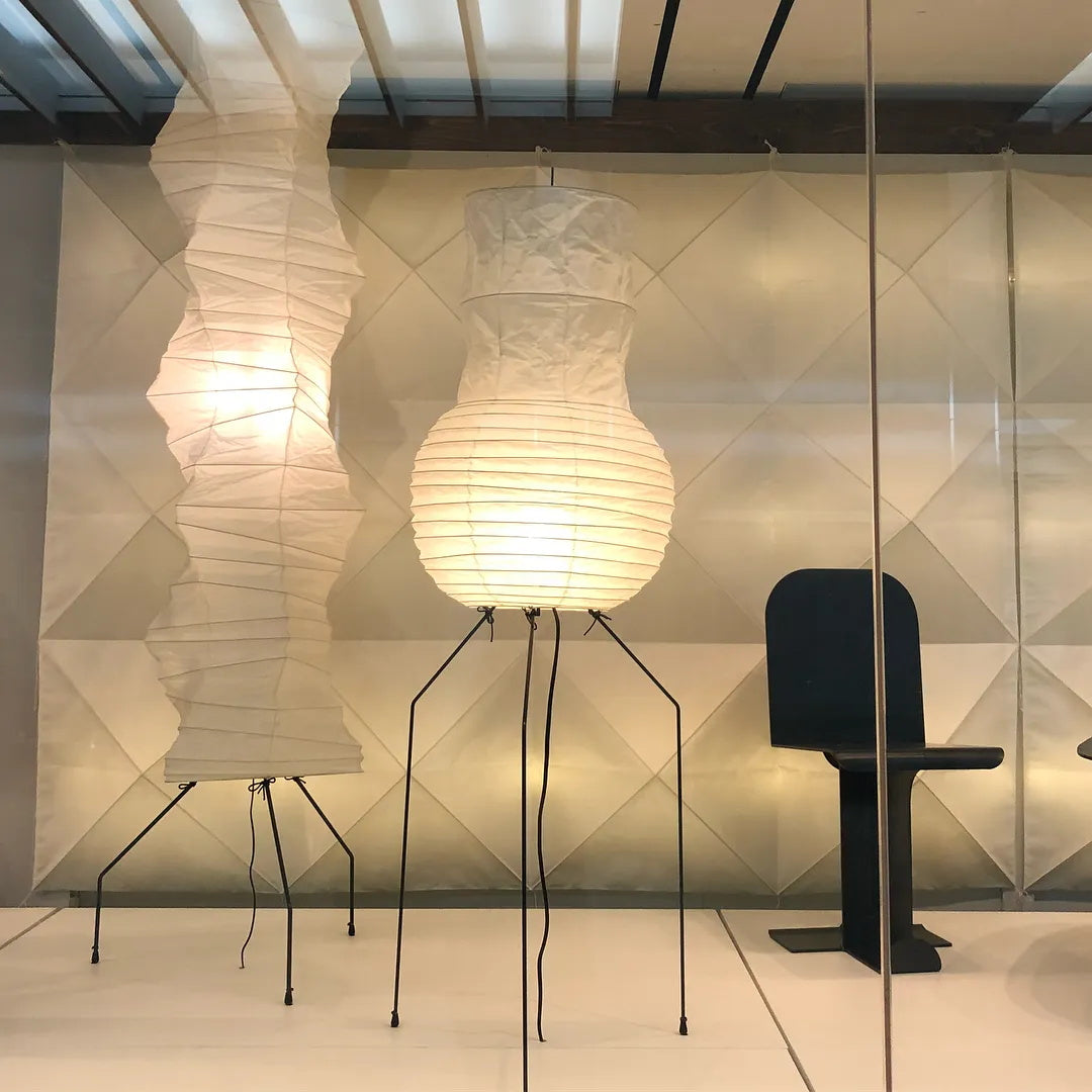 Lampă de podea Kazumi cu hârtie de orez de la Petprovac, lumină ambientală moale