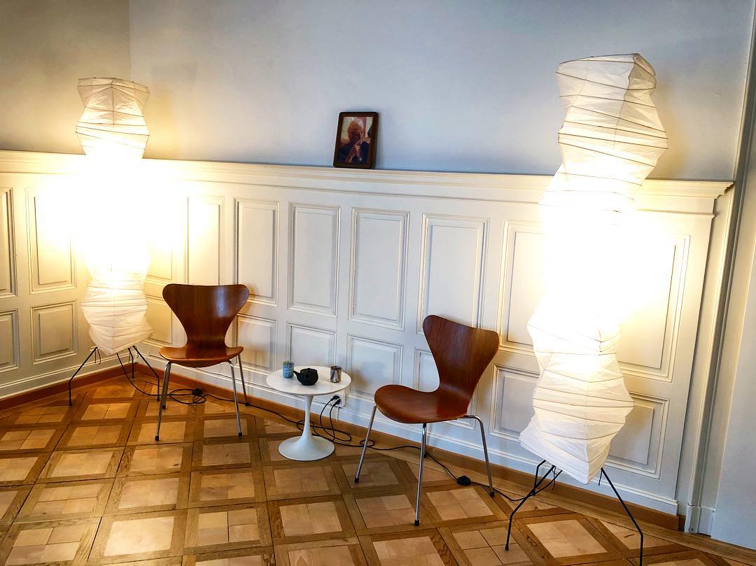 Lampă de podea Kazumi cu hârtie de orez de la Petprovac, lumină ambientală moale