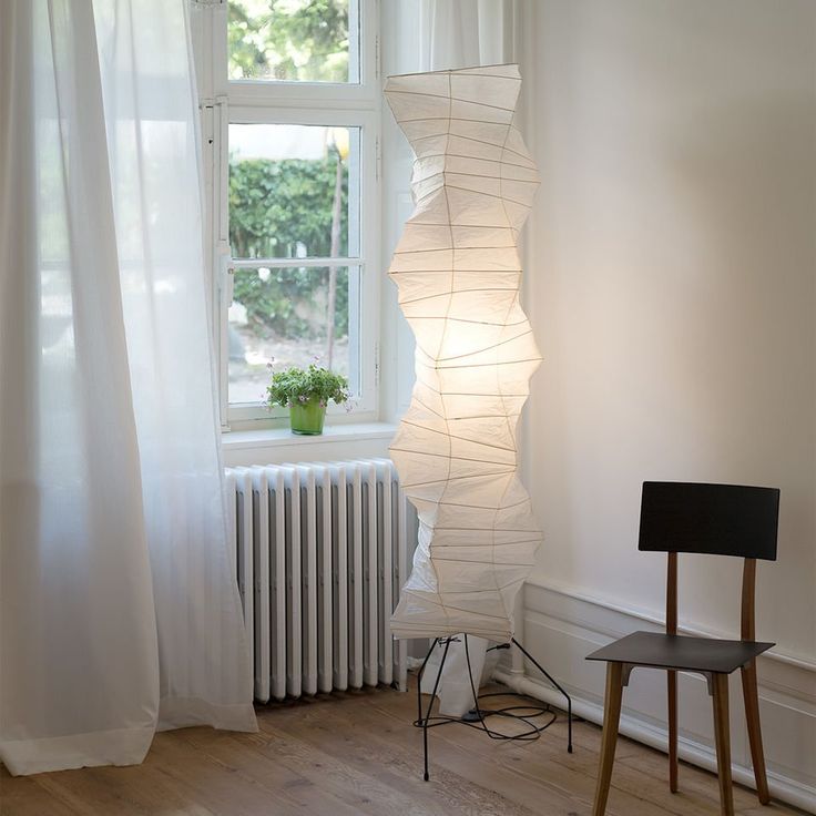 Lampă de podea Kazumi cu hârtie de orez de la Petprovac, lumină ambientală moale