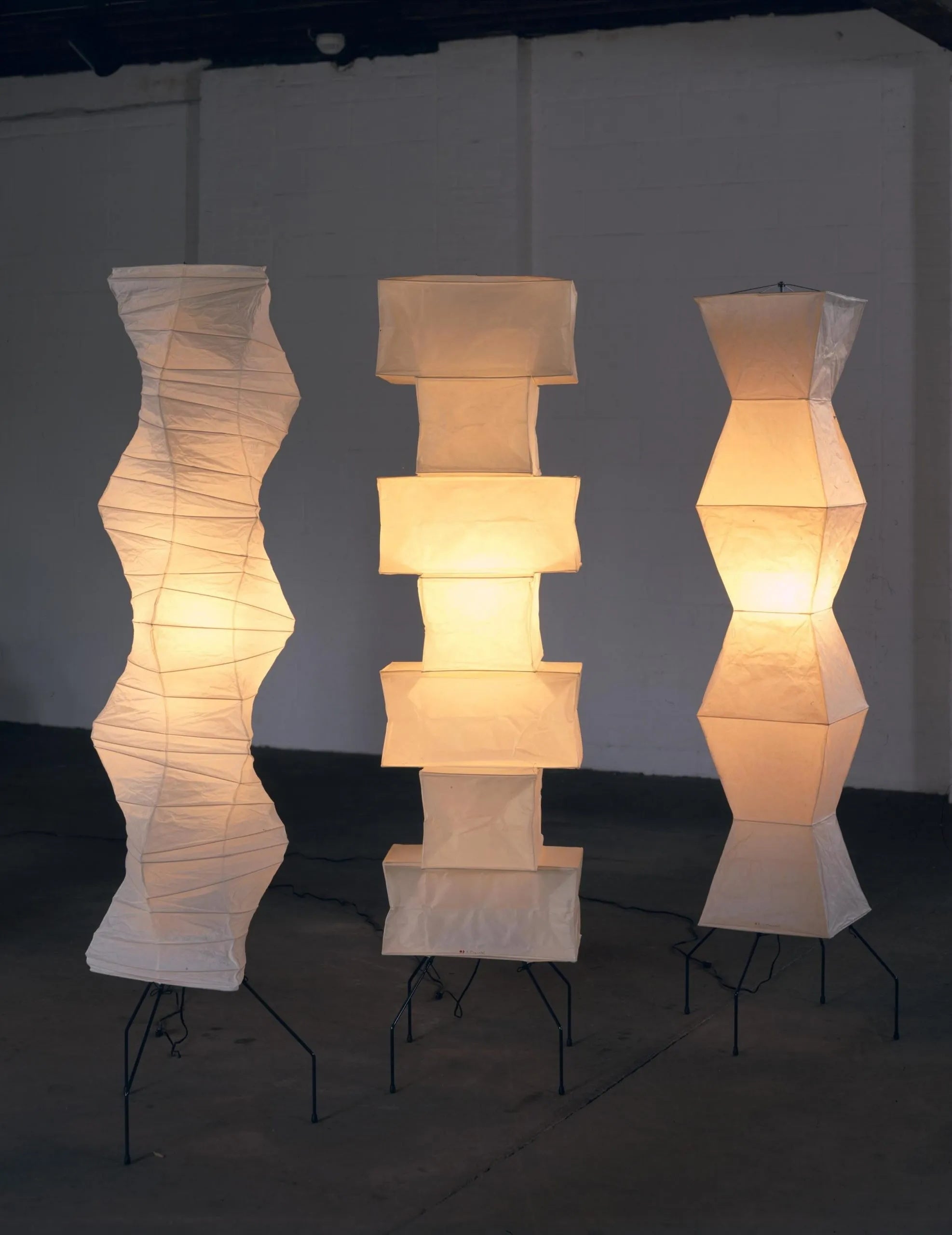 Lampă de podea Kazumi cu hârtie de orez de la Petprovac, lumină ambientală moale