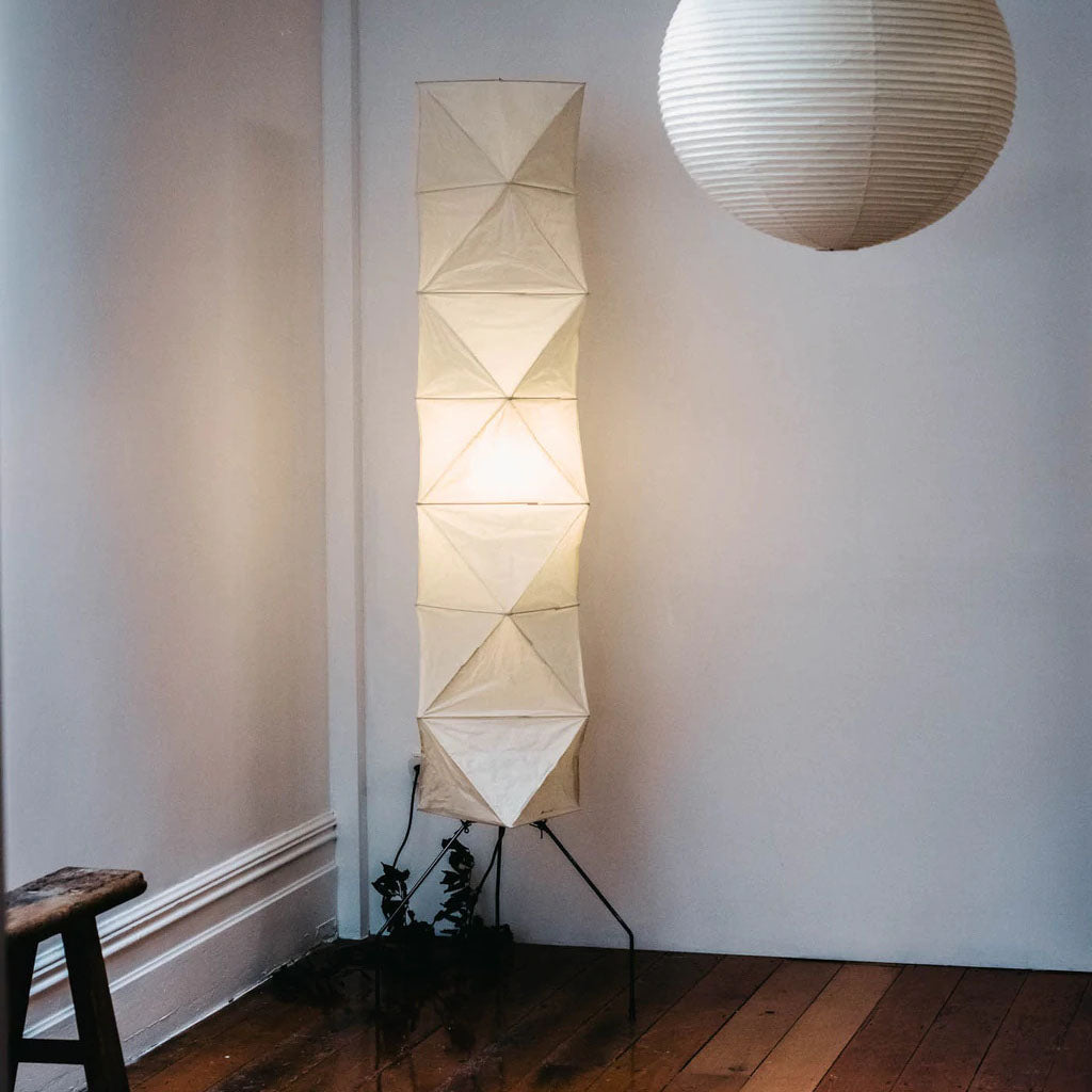 Lampă de podea Kazumi cu hârtie de orez de la Petprovac, lumină ambientală moale