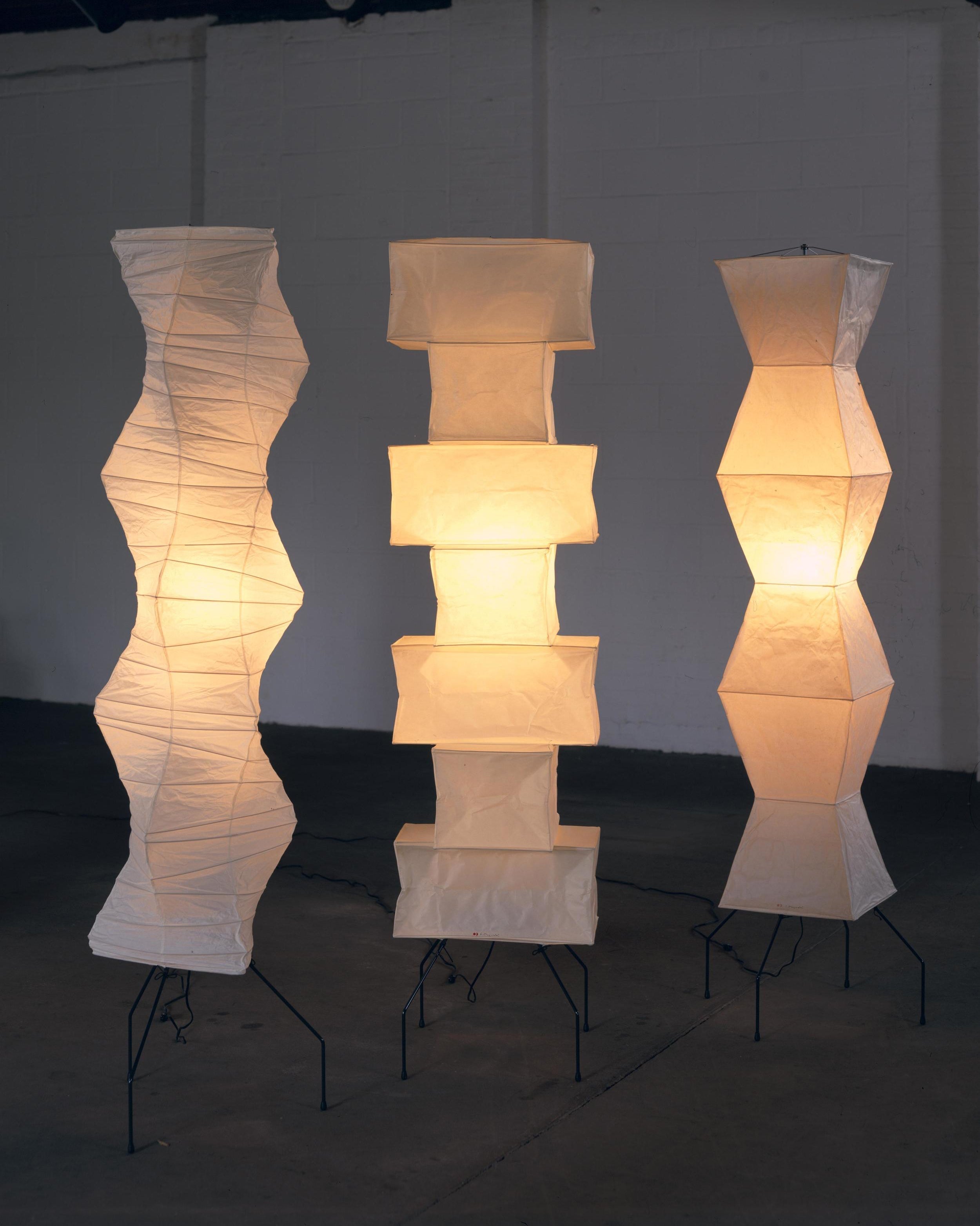 Lampă de podea Kazumi cu hârtie de orez de la Petprovac, lumină ambientală moale