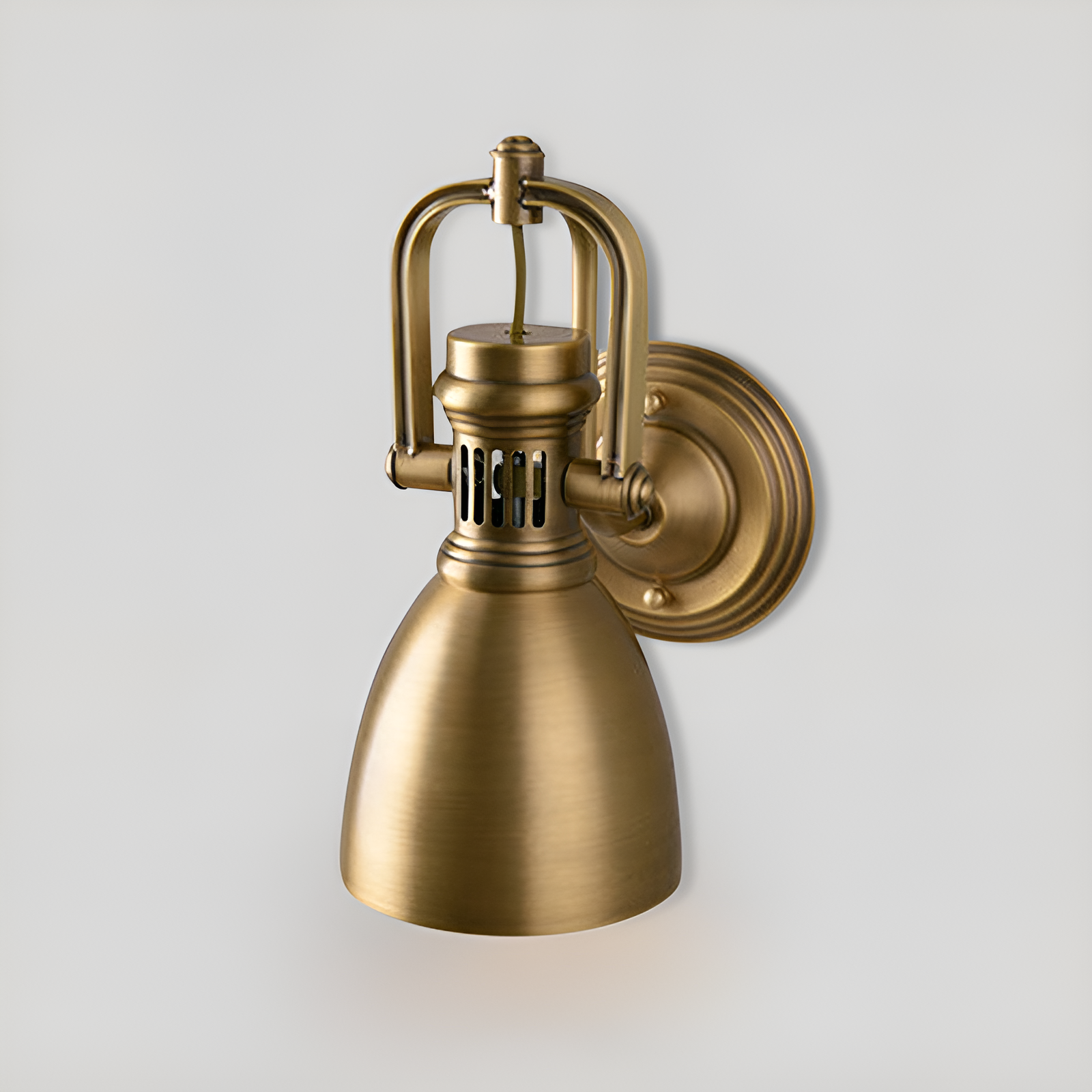 Håndlaget vegglampe