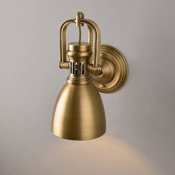 Håndlaget vegglampe
