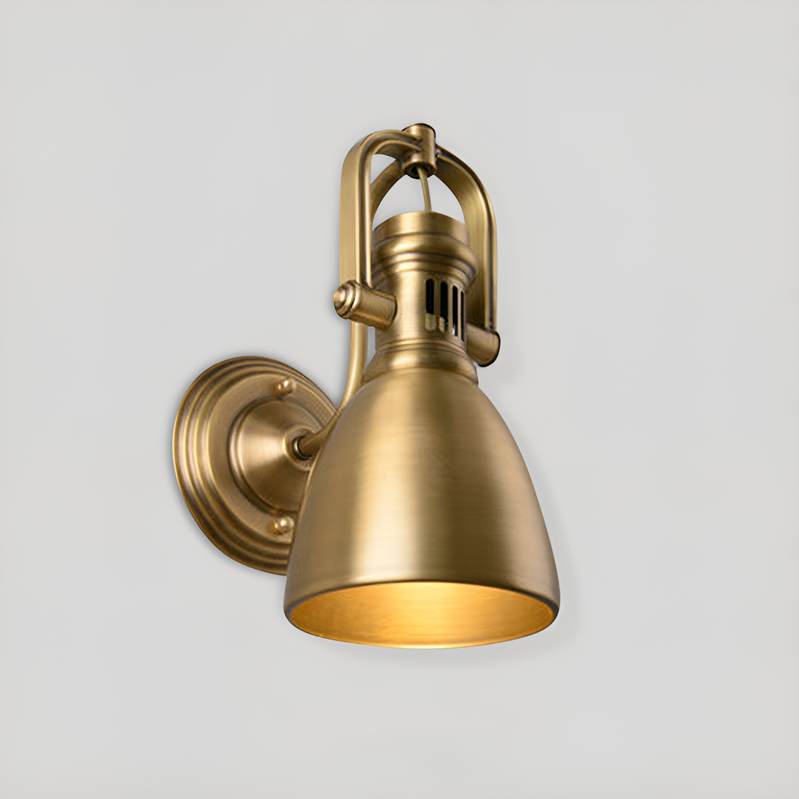 Håndlaget vegglampe