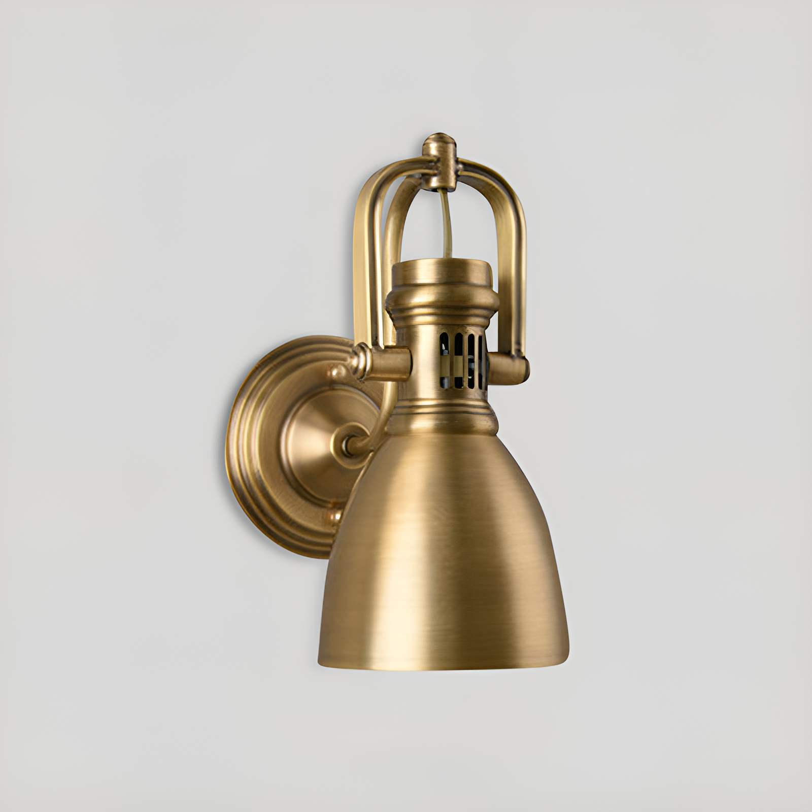 Håndlaget vegglampe