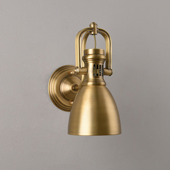 Håndlaget vegglampe