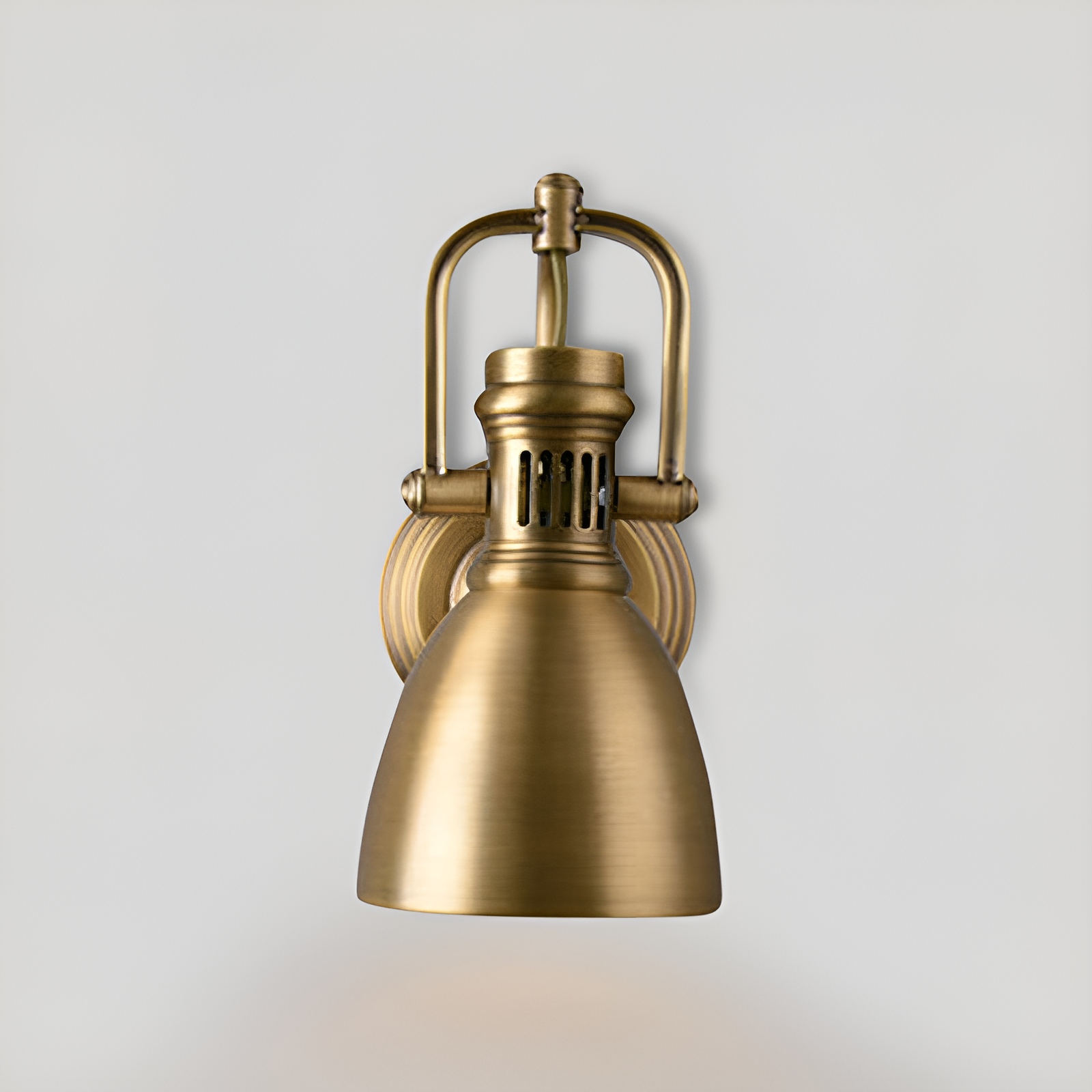 Håndlaget vegglampe