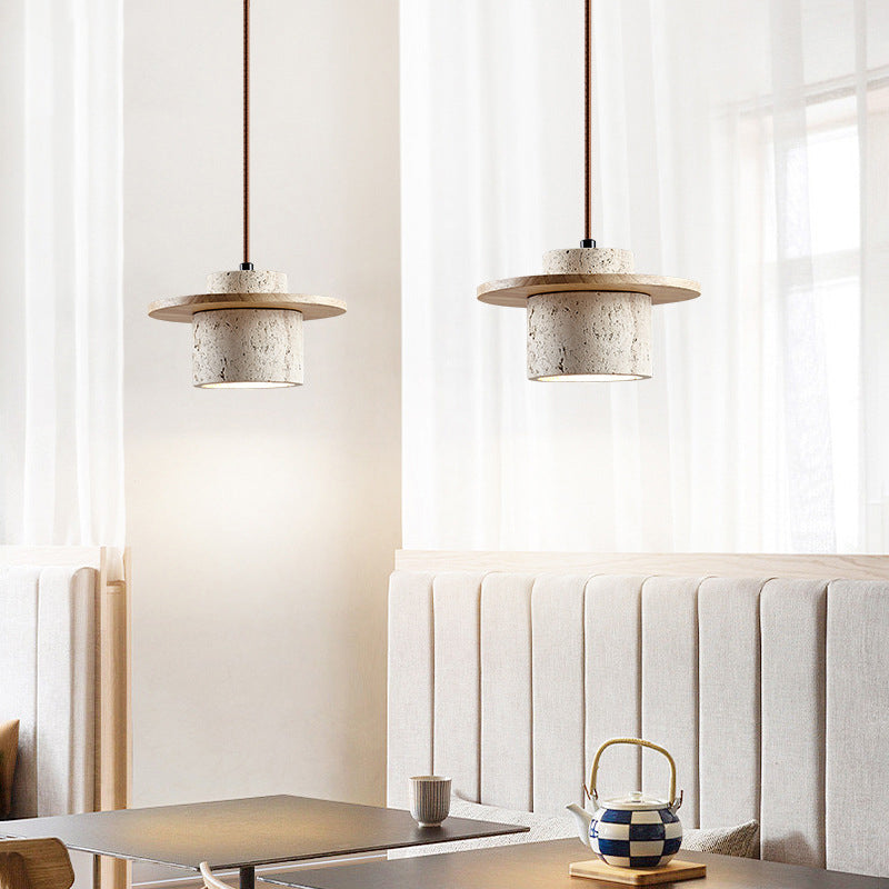 Lirona hängande lampa i travertin i gul grottsten