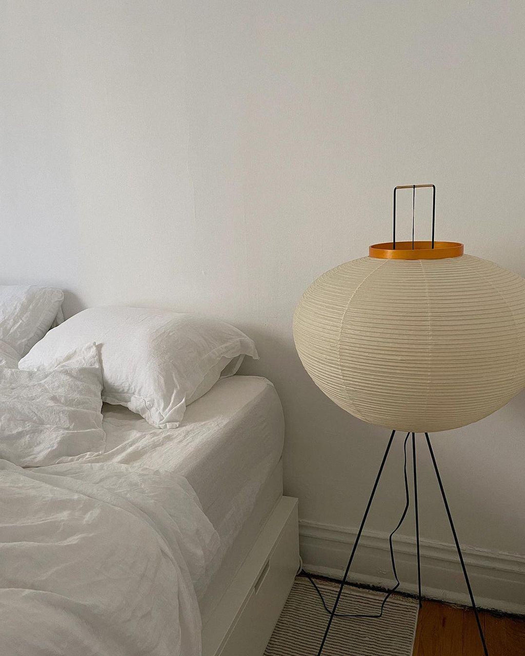 Lampă de podea Kazumi cu hârtie de orez de la Petprovac, lumină ambientală moale