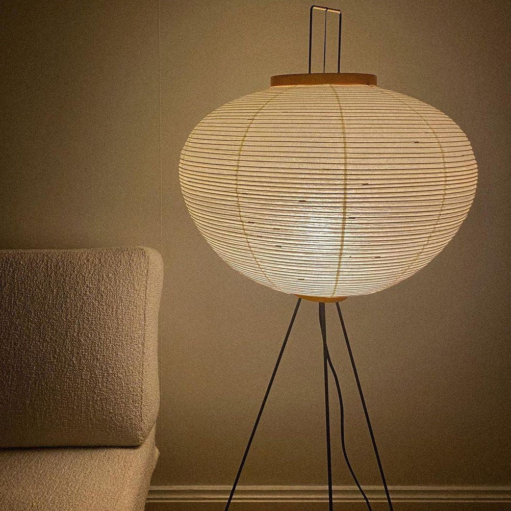 Lampă de podea Kazumi cu hârtie de orez de la Petprovac, lumină ambientală moale