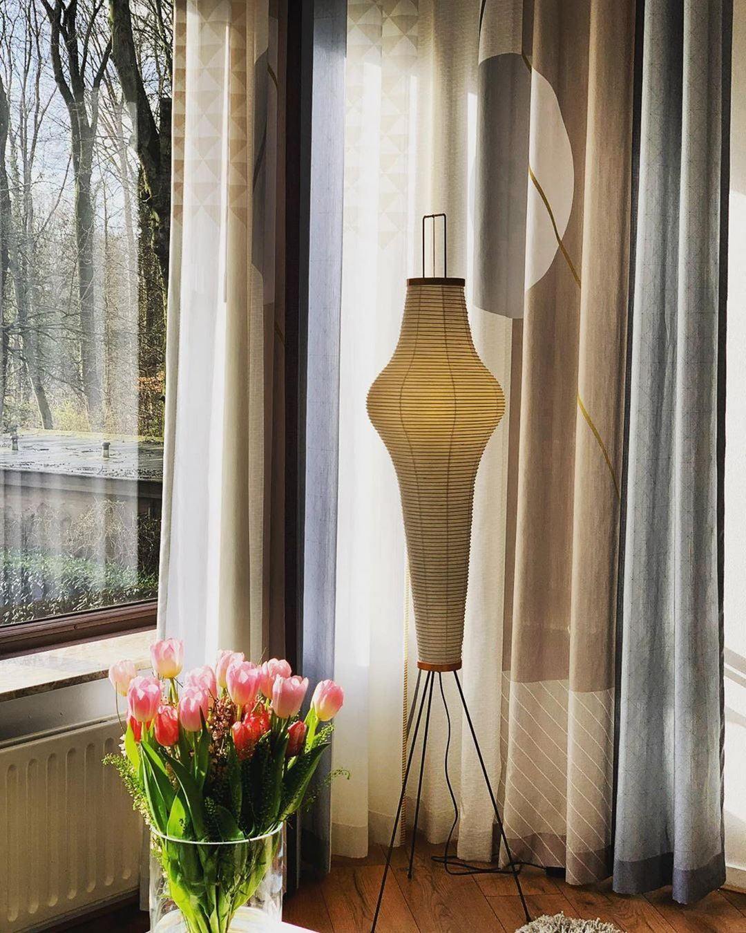 Lampă de podea Kazumi cu hârtie de orez de la Petprovac, lumină ambientală moale