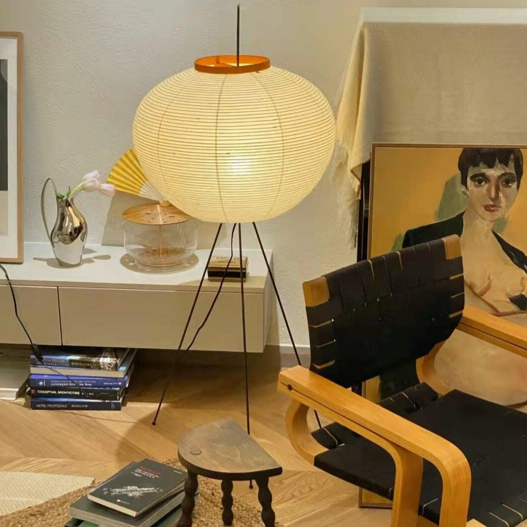 Lampă de podea Kazumi cu hârtie de orez de la Petprovac, lumină ambientală moale