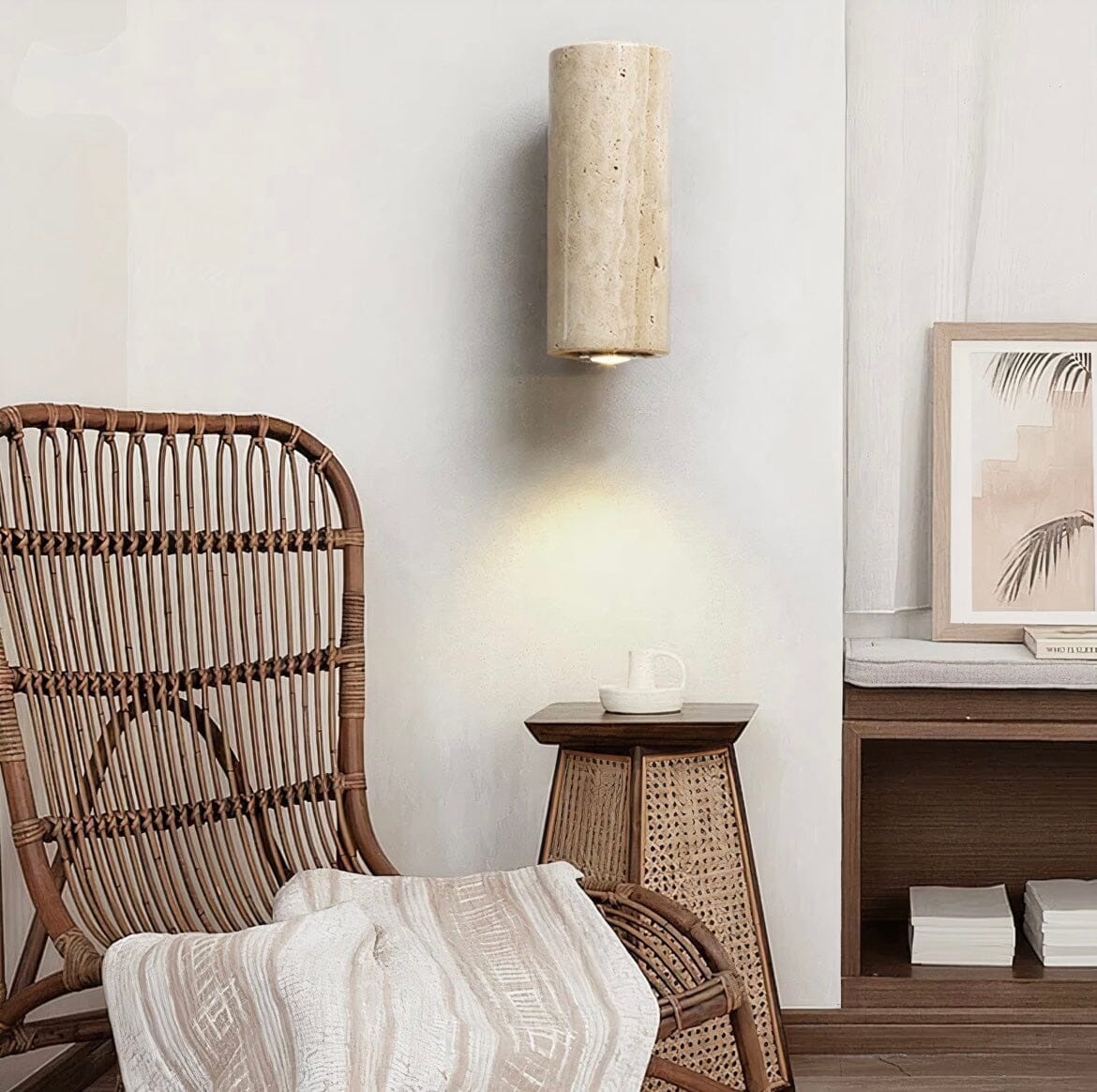 Vegglampe i svart travertin