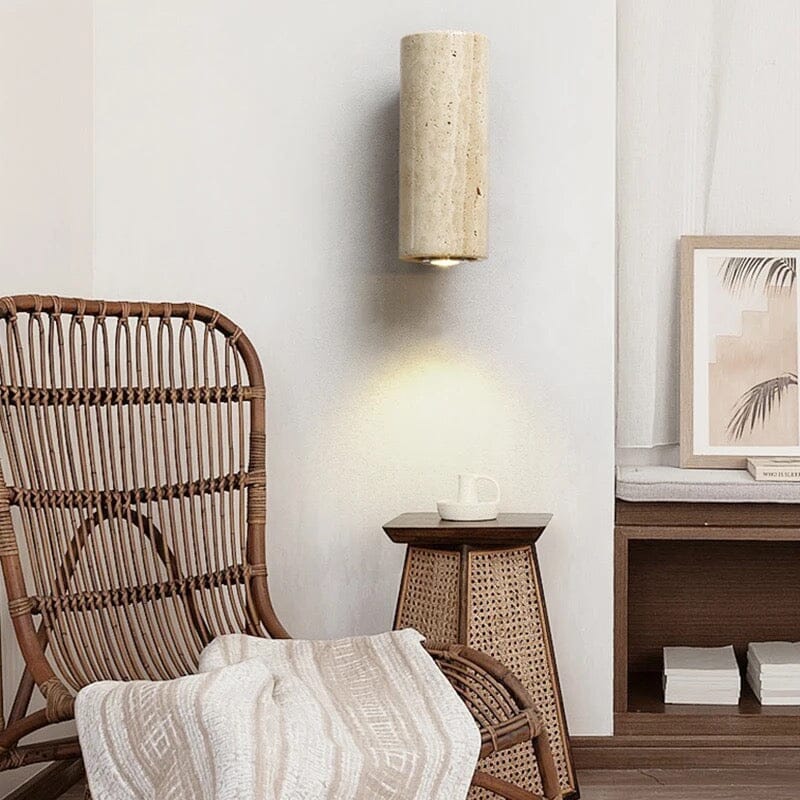 Vegglampe i svart travertin