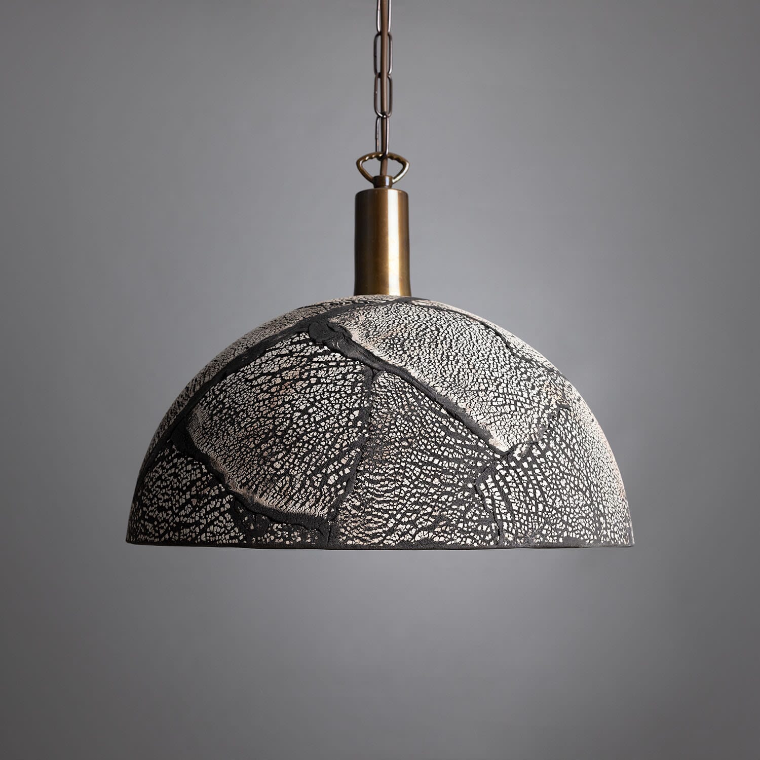 Liora Lámpara Colgante de Cúpula de Cerámica Orgánica de Barro Negro, 37cm