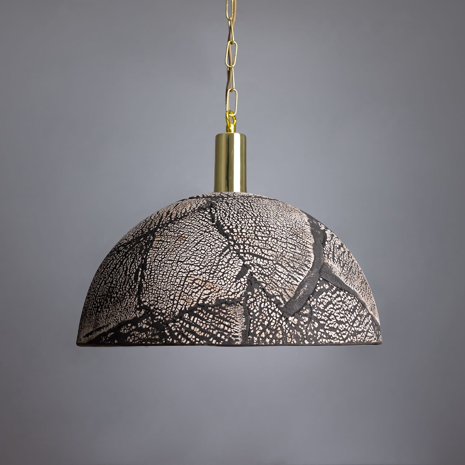 Liora Lámpara Colgante de Cúpula de Cerámica Orgánica de Barro Negro, 37cm