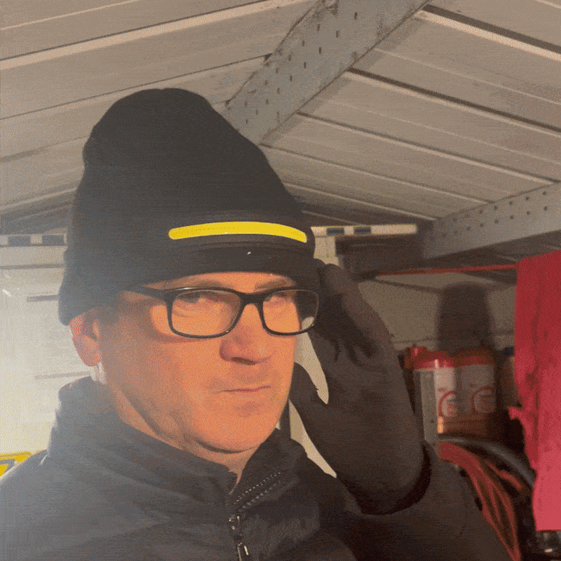Topi beanie LED dengan lampu kepala terbina dalam dan lampu boleh dicas semula melalui USB-C