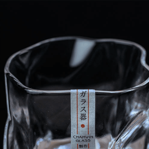 江户工艺匠人制作的Astra Kiriko威士忌杯，带皱褶纹理