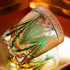 Kiyomi | 手作りエメラルドウイスキーグラス 孔雀のモチーフ付き 木製ボックス入り | Petprovac