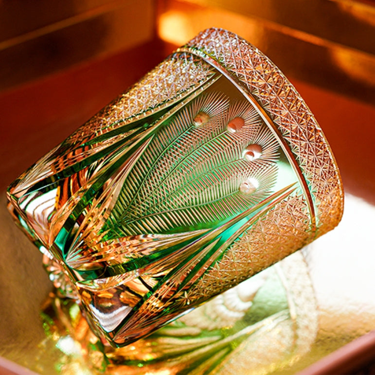 Kiyomi | 手作りエメラルドウイスキーグラス 孔雀のモチーフ付き 木製ボックス入り | Petprovac