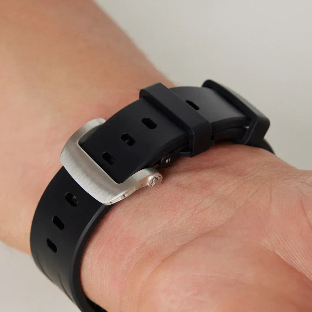 Valoria | Prémiový silikonový pásek s kovovou motýlkovou sponou pro Apple Watch | Petprovac