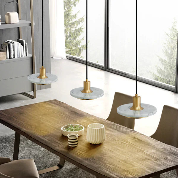 Marmorpendel i slank, moderne stil for interiører