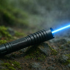 Torche Laser AeroForge Pro Fournissant une Lumière Étanche et Lumineuse pour la Survie en Plein Air