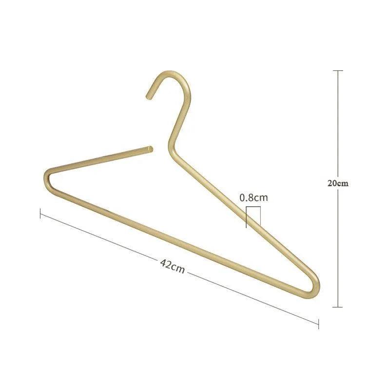 Set di cinque appendiabiti in metallo opaco oro e argento per guardaroba