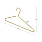 Set di cinque appendiabiti in metallo opaco oro e argento per guardaroba