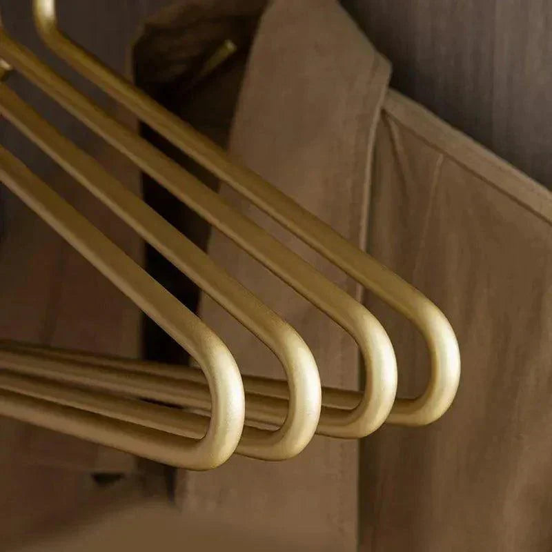 Set di cinque appendiabiti in metallo opaco oro e argento per guardaroba