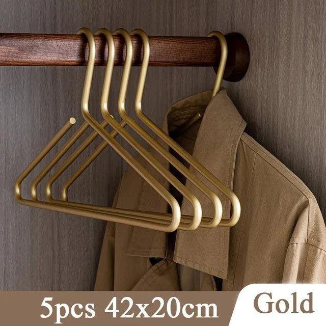 Set di cinque appendiabiti in metallo opaco oro e argento per guardaroba