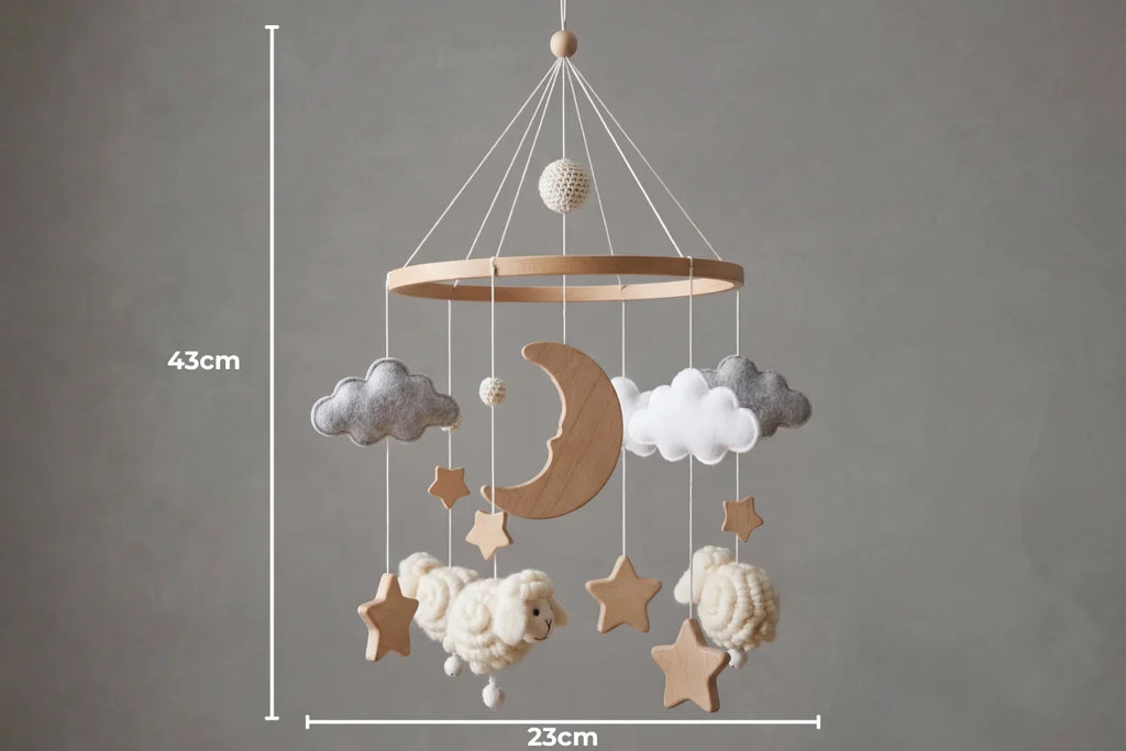 Hölzernes Babymobile zur beruhigenden Dekoration des Kinderbetts und für sanften Schlaf | petprovac