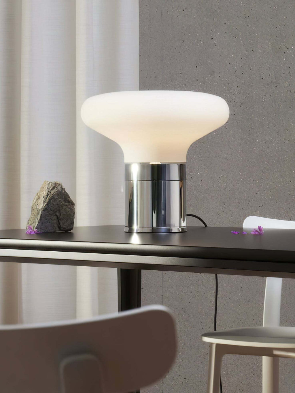 Modern üvegasztali lámpa króm talppal - StudioAura Hangulat