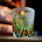 Kiyomi | 手作りエメラルドウイスキーグラス 孔雀のモチーフ付き 木製ボックス入り | Petprovac