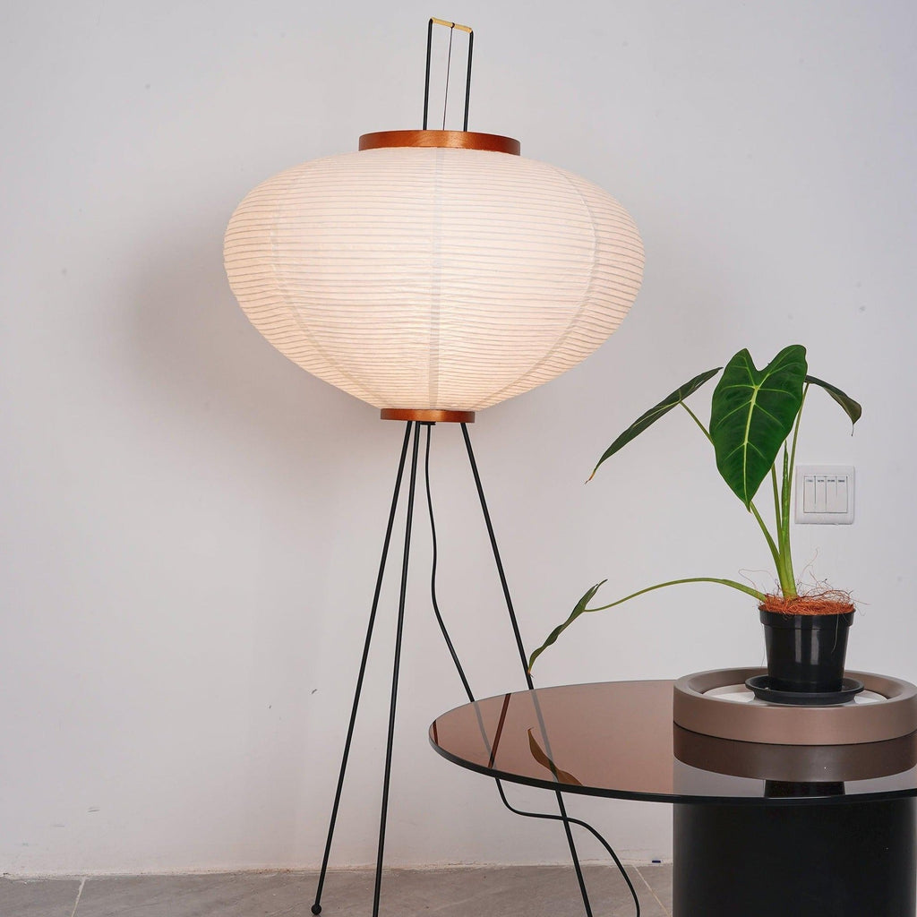 Lampada da terra in carta di riso Kazumi di Petprovac con bagliore ambientale morbido