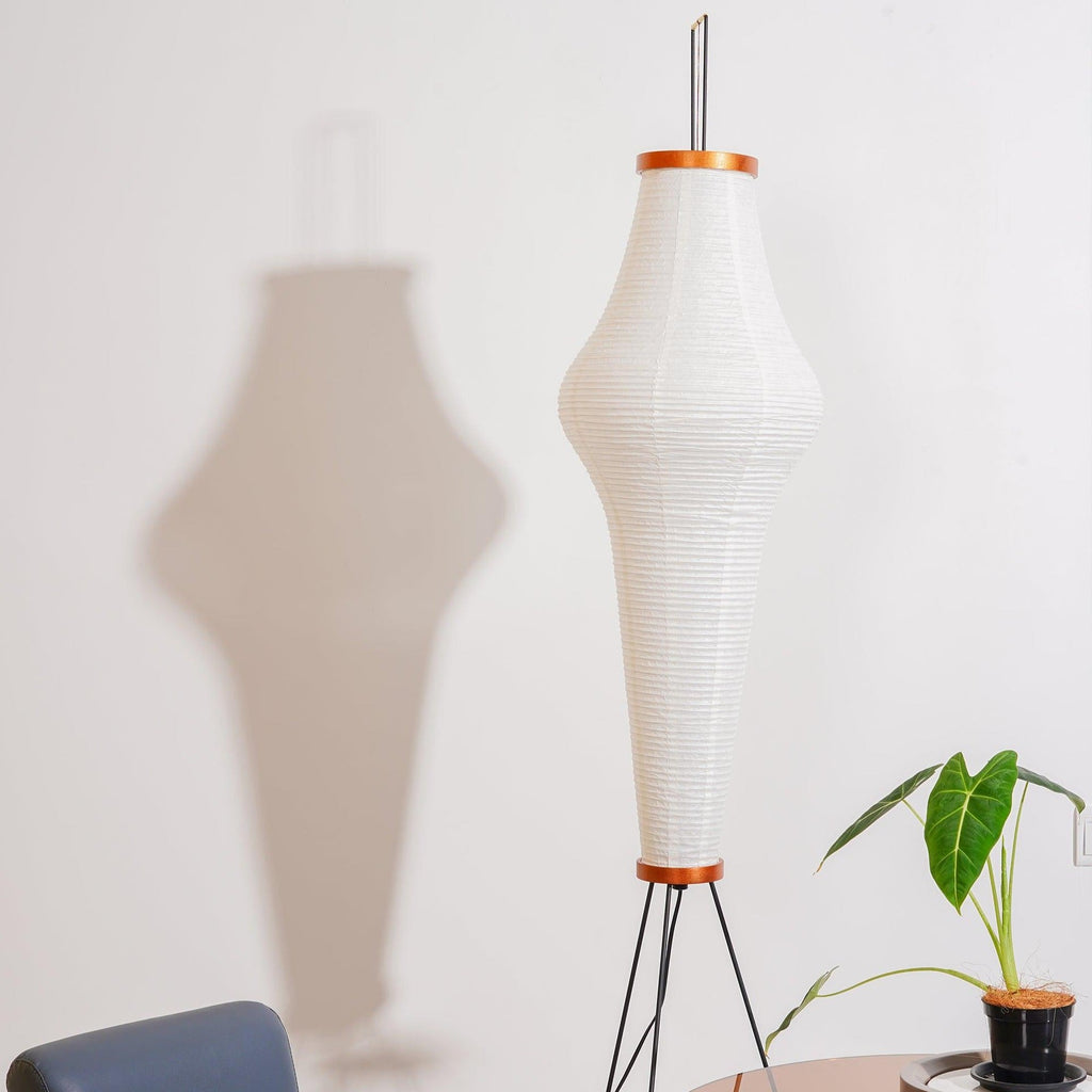 Lampada da terra in carta di riso Kazumi di Petprovac con bagliore ambientale morbido
