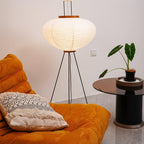 Lampă de podea Kazumi cu hârtie de orez de la Petprovac, lumină ambientală moale