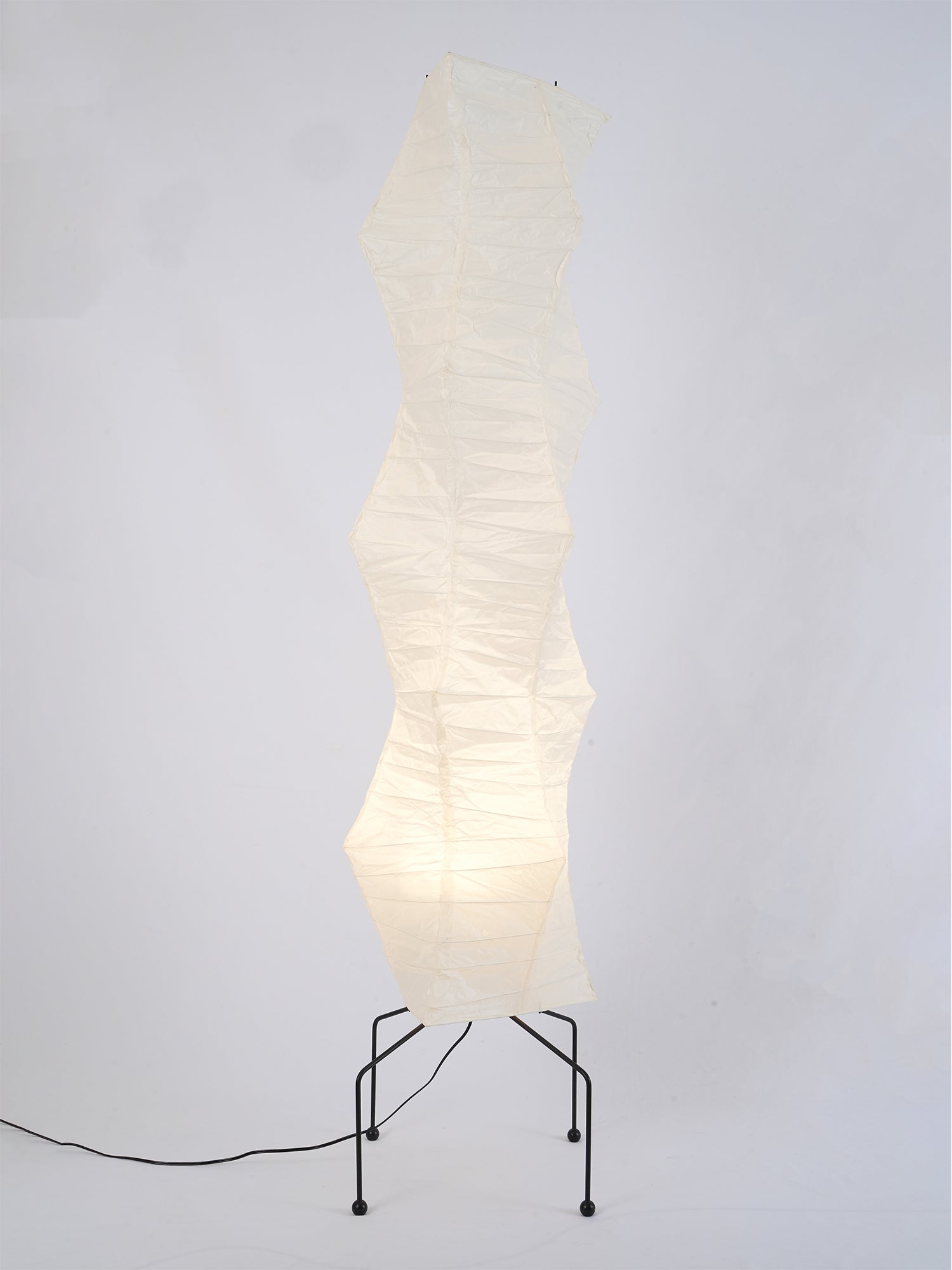 Lampada da terra in carta di riso Kazumi di Petprovac con bagliore ambientale morbido