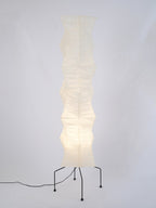 Lampă de podea Kazumi cu hârtie de orez de la Petprovac, lumină ambientală moale